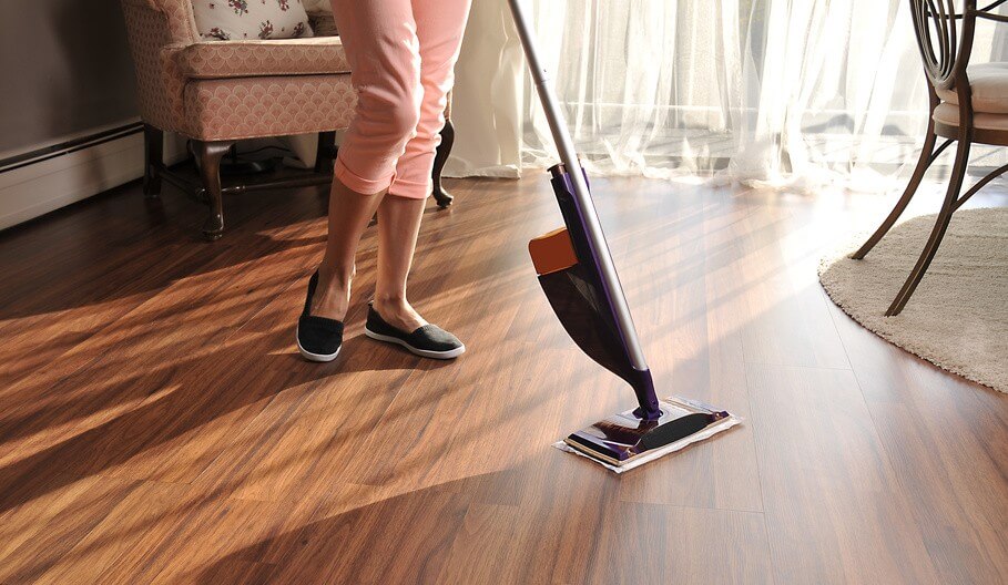 Tache de gras sur parquet : Comment nettoyer et détacher ...